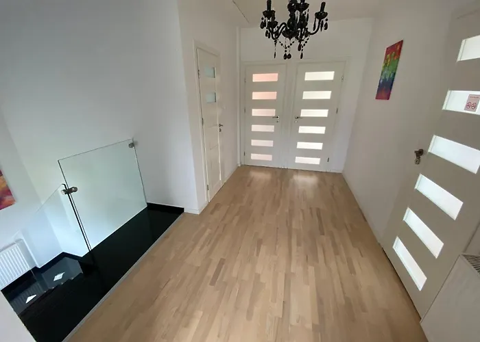 White House Izabelin Family House Near Warsaw Willa