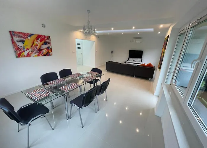 ヴィラ White House Izabelin Family House Near Warsaw