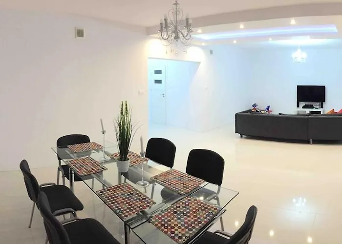 ヴィラ White House Izabelin Family House Near Warsaw Mogielnica